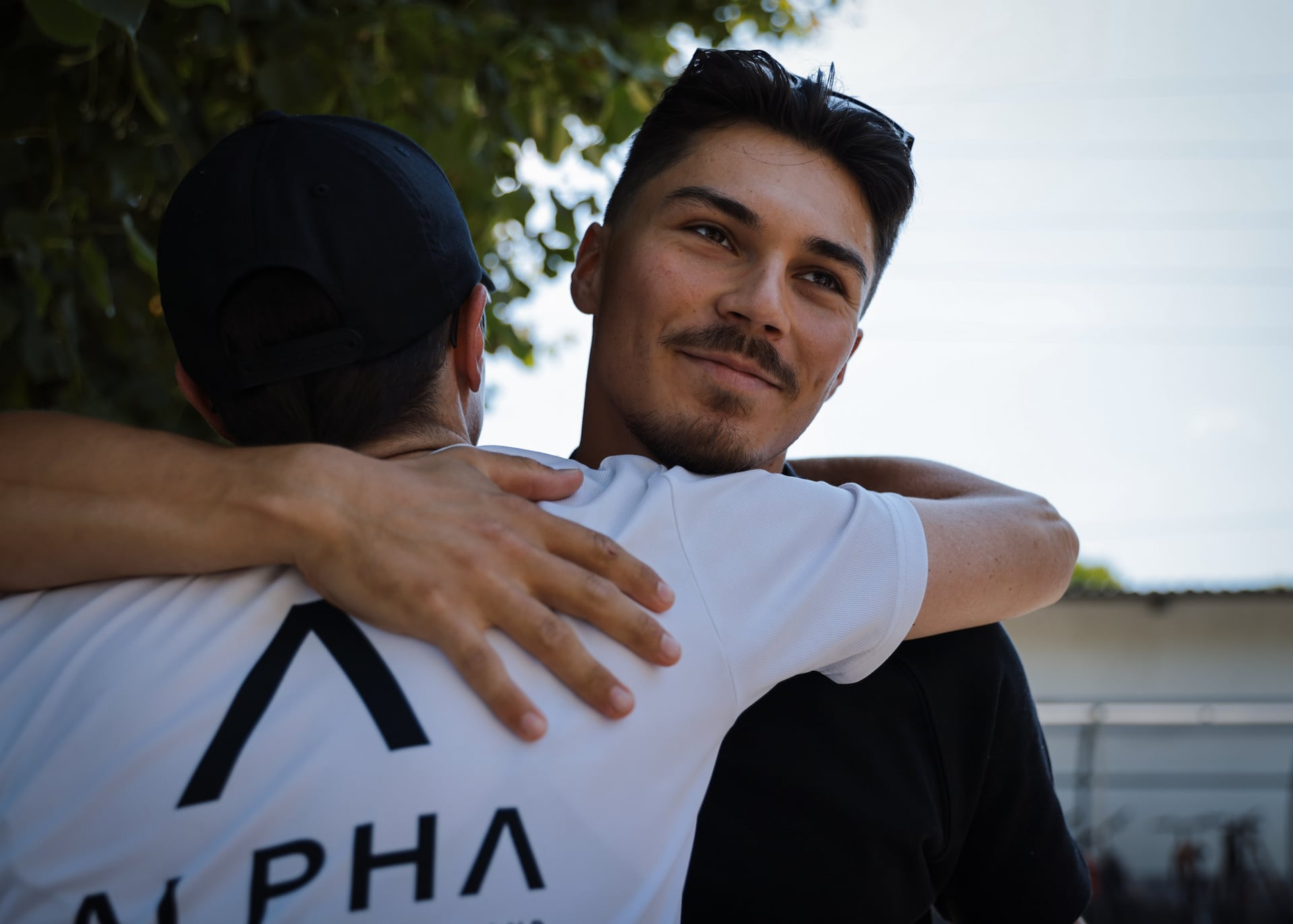 Emilio Cabrera im Gespräch mit einem Teamkollegen